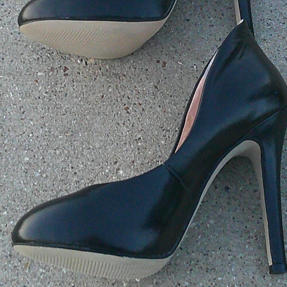 Women's BCBG Generation Black Pumps Heels Size 5 - Picture 5 of 10